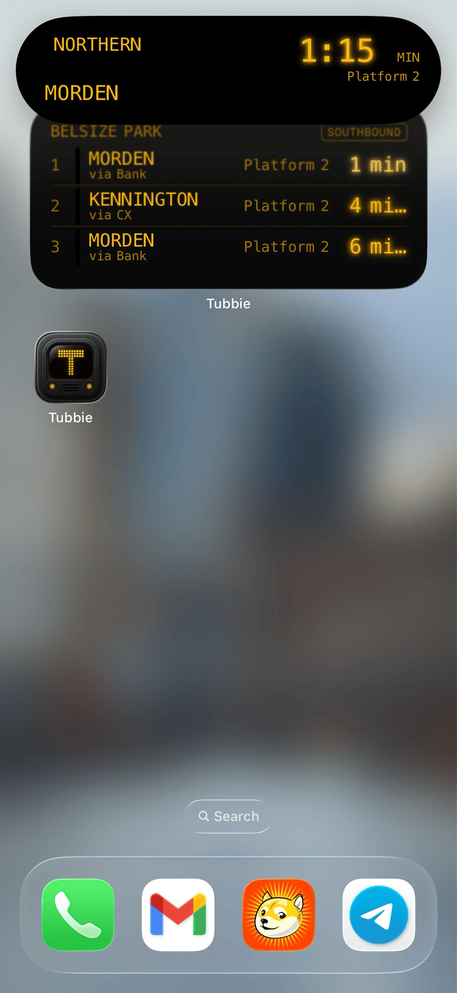 Tubbie Lock Screen Live Activity. Line name, destination, platform, and a large minutes-to-arrival countdown, with a Dynamic Island countdown above.